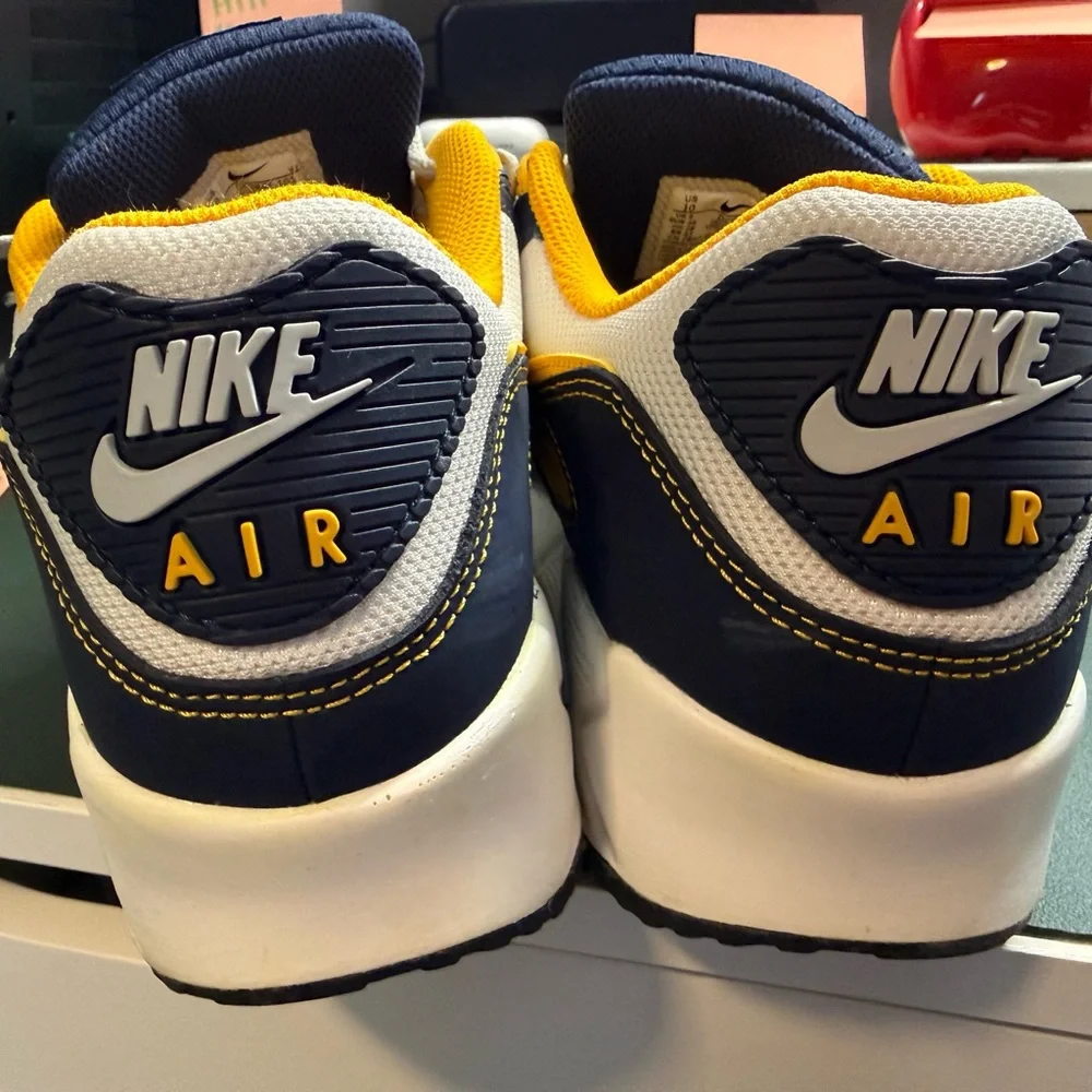 Nike Air Max in Navy and Gold - Picture 2 of 7